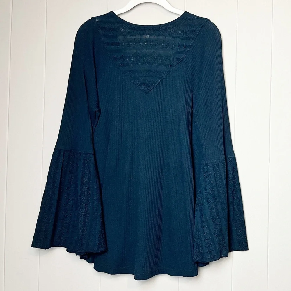 Free People Parisian Nights Top Medium black solid bell sleeve eyelet lace‎ boho